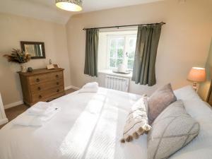 מיטה או מיטות בחדר ב-Manor Barn Cottage