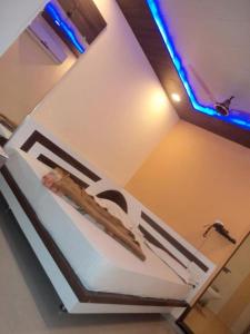 Bett in einem Zimmer mit Schild an der Wand in der Unterkunft Exotic Stay Near Shivaji Marg in Mount Ābu