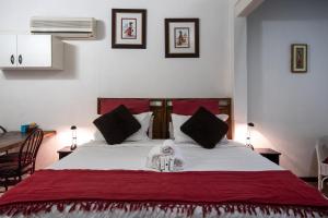 Un dormitorio con una cama con un cráneo. en Khaya La Manzi Guest Lodge, en Hibberdene