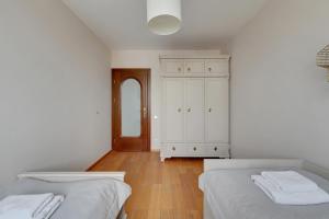 Posteľ alebo postele v izbe v ubytovaní Top Floor z widokiem na morze by Downtown Apartments