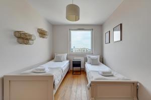 Posteľ alebo postele v izbe v ubytovaní Top Floor z widokiem na morze by Downtown Apartments