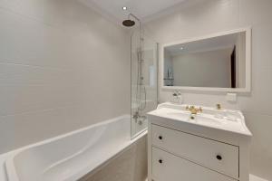Kúpeľňa v ubytovaní Top Floor z widokiem na morze by Downtown Apartments
