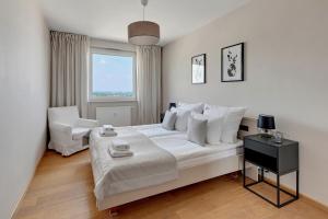 Posteľ alebo postele v izbe v ubytovaní Top Floor z widokiem na morze by Downtown Apartments