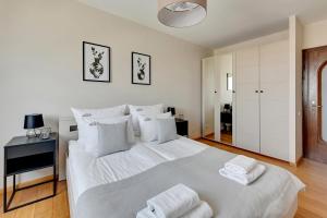 Posteľ alebo postele v izbe v ubytovaní Top Floor z widokiem na morze by Downtown Apartments