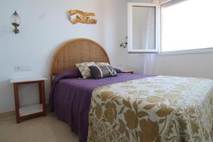 a bedroom with a bed and a window at Casa La Rijana 8 in Almuñécar