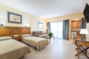 Tempat tidur dalam kamar di Hotel Apartamentos Pyr Fuengirola