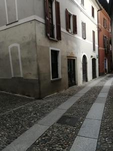 an empty street in front of a building at Il Sasso appartamento in Orta San Giulio