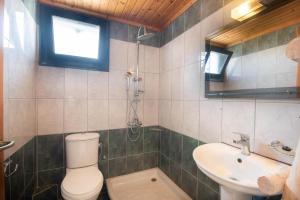 łazienka z toaletą i umywalką w obiekcie Mirage Arillas Studio Type A6 w mieście Arillas +12 zdjęć