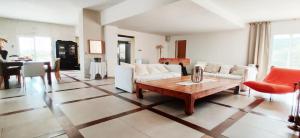 Photo de la galerie de l'établissement Superbe Mas en pierres de 350 m2 avec piscine pool house wifi parking gratuits, à Rochefort-du-Gard