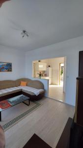 Apartmani Matea في زاتون: غرفة معيشة مع أريكة وطاولة