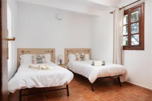 Postel nebo postele na pokoji v ubytování Sunset private Eco-Villa Can Vey