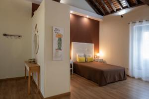 ein Schlafzimmer mit einem großen Bett in einem Zimmer in der Unterkunft Casa Emblemática Salgado in Santa Cruz de la Palma