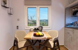 una cocina con una mesa con un bol de fruta. en Apartments Gonies - Artemis, en Goníai