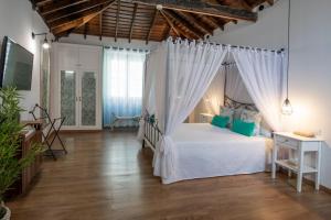 1 dormitorio con 1 cama blanca con dosel en Casa Emblemática Salgado en Santa Cruz de la Palma