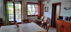 a kitchen and dining room with a table and chairs at Kati Villa in Vonyarcvashegy