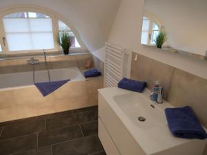 Kylpyhuone majoituspaikassa dicht an der Küste Haus "Emma" mit Infrarot-Sauna uWallbox