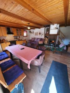 uma grande sala de estar com mesa e cadeiras em Śumska kuća em Bribir