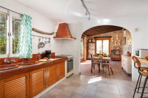 Kuchyň nebo kuchyňský kout v ubytování Sunset private Eco-Villa Can Vey