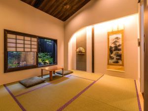una sala de meditación con una mesa y una ventana en 慶有魚·葵(Kyotofish·Himawari)*清水寺石板路旁百年町屋*网红咖啡店隔壁, en Kioto