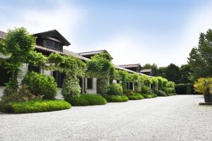 泰塞拉Venicegreen Agriresort的车道上常春藤覆盖的房子