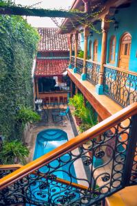 - un balcon d'une maison avec une table et des chaises dans l'établissement Hotel Mirna & OCT, à Granada