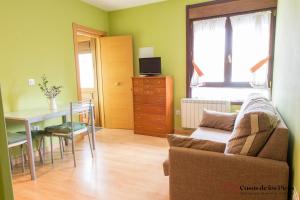 a living room with a couch and a table at Apartamento el Peral A in Colombres