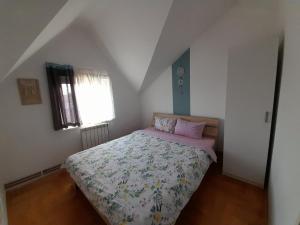 Schlafzimmer mit einem Bett und einem Fenster in der Unterkunft Apartment Ken in Surčin