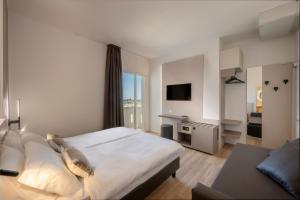 Televízia a/alebo spoločenská miestnosť v ubytovaní Hotel Delfino