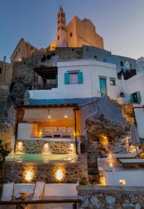 un edificio al lado de una montaña con luces en Wind Tales, en Ermoupoli