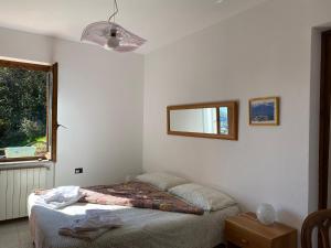 CremiaにあるHoliday Home Delo - Cremiaのベッドと窓のある寝室