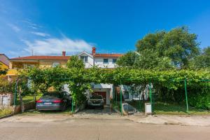 Vonkajšia záhrada v ubytovaní Apartments Pool