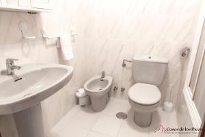 ウンケラにあるMar Cantabricoの白いバスルーム(トイレ、シンク付)