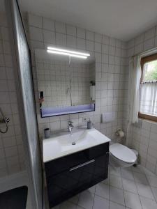 Ένα μπάνιο στο Ferienhaus Nienaber