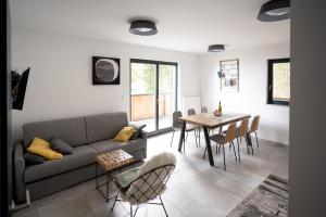 - un salon avec un canapé et une table dans l'établissement Apartment MOUNTAIN BLOOM Golte, à Mozirje