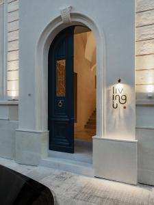 une porte noire dans un bâtiment avec une arche dans l'établissement Living u HomeSuites, à Lecce