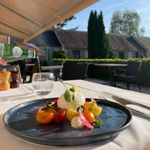 Gallery image of Hôtel Restaurant Les Coquelicots, The Originals Relais (Inter-Hotel) in Saint-Pardoux-lʼOrtigier