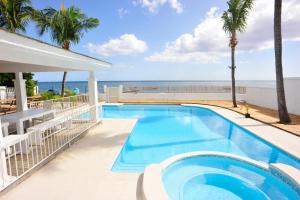 A piscina localizada em The Beach House - West Coast Mauritius ou nos arredores