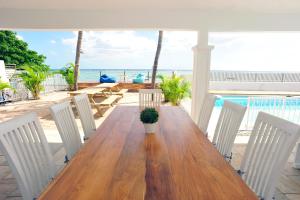 Bazén v ubytování The Beach House - West Coast Mauritius nebo v jeho okolí