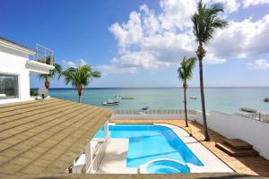 Bazén v ubytování The Beach House - West Coast Mauritius nebo v jeho okolí