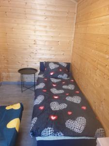 Un pat sau paturi într-o cameră la Domki letniskowe Swinoujscie