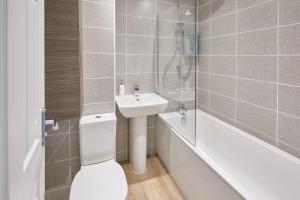 y baño con aseo, lavabo y ducha. en Host & Stay - Castle View en Durham