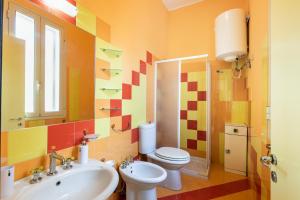 a bathroom with a sink and a toilet at Corte dei Mori in Avola
