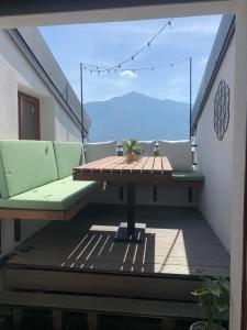 um pátio com uma mesa e cadeiras numa varanda em Bella Camelia - Lago di Como em San Siro