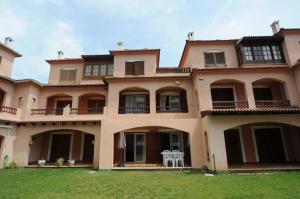 a large house with two chairs in the yard at Adosado Puntamer Orangecosta in Peñíscola