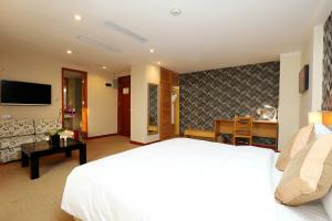 Un pat sau paturi într-o cameră la La Casa Hanoi Hotel