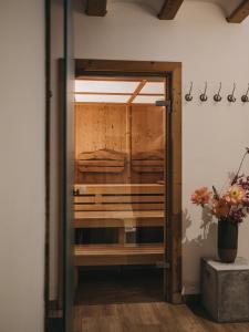 eine Glastür, die in ein Zimmer mit Betten führt in der Unterkunft VAYA Seefeld in Seefeld in Tirol