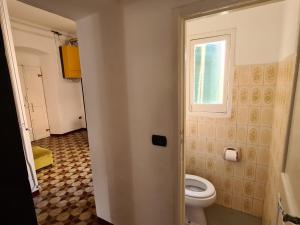 Bathroom sa Casetta in Centro, a Chiavari, by Cinqueterrecoast