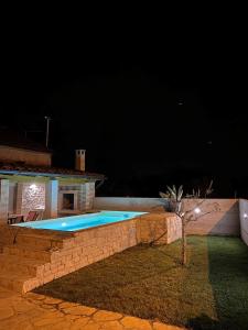 uma piscina num quintal à noite em Villa Alina with Pool em Savudrija