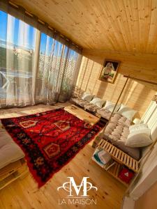 uma vista superior de uma sala de estar com uma grande janela em LA MAISON - Sea Appartment & Petit Chalet en Bois for 4 SEASONS em Golem