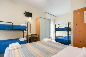 Katil dua tingkat atau katil-katil dua tingkat dalam bilik di HOTEL VALPARAISO